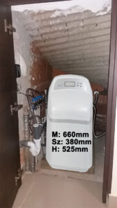 Euro-Clear RainWater 18HF Plug&Play vízlágyító (P&P) 2 RainWater 18HF Plug&Play vízlágyító beszerelési kép szűk lépcsőforduló alatt.